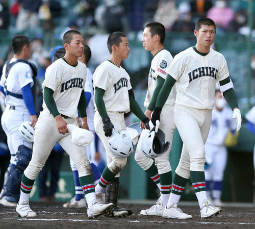 明豊対市和歌山明豊に敗れベンチ前に引き揚げる小園（右）（撮影・上山淳一）