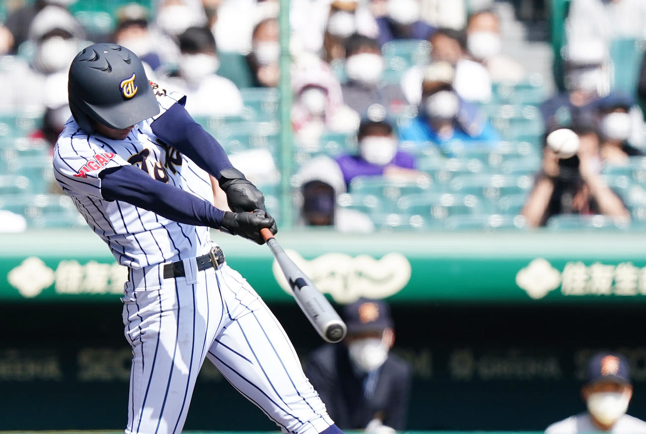 京都国際対東海大菅生　９回裏東海大菅生２死満塁、右越えにサヨナラの2点適時二塁打を放つ多井（撮影・菅敏）