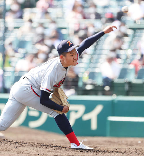 京都国際対東海大菅生　力投する京都国際・森下瑠大（撮影・清水貴仁）