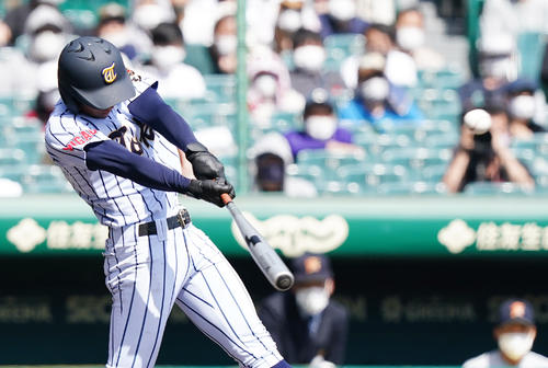 京都国際対東海大菅生　９回裏東海大菅生２死満塁、右越えにサヨナラの2点適時二塁打を放つ多井（撮影・菅敏）
