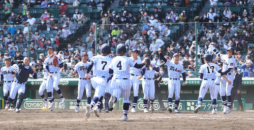 京都国際対東海大菅生　９回裏東海大菅生２死満塁、多井耶雲の逆転サヨナラ打に歓喜の東海大菅生ナイン（撮影・清水貴仁）