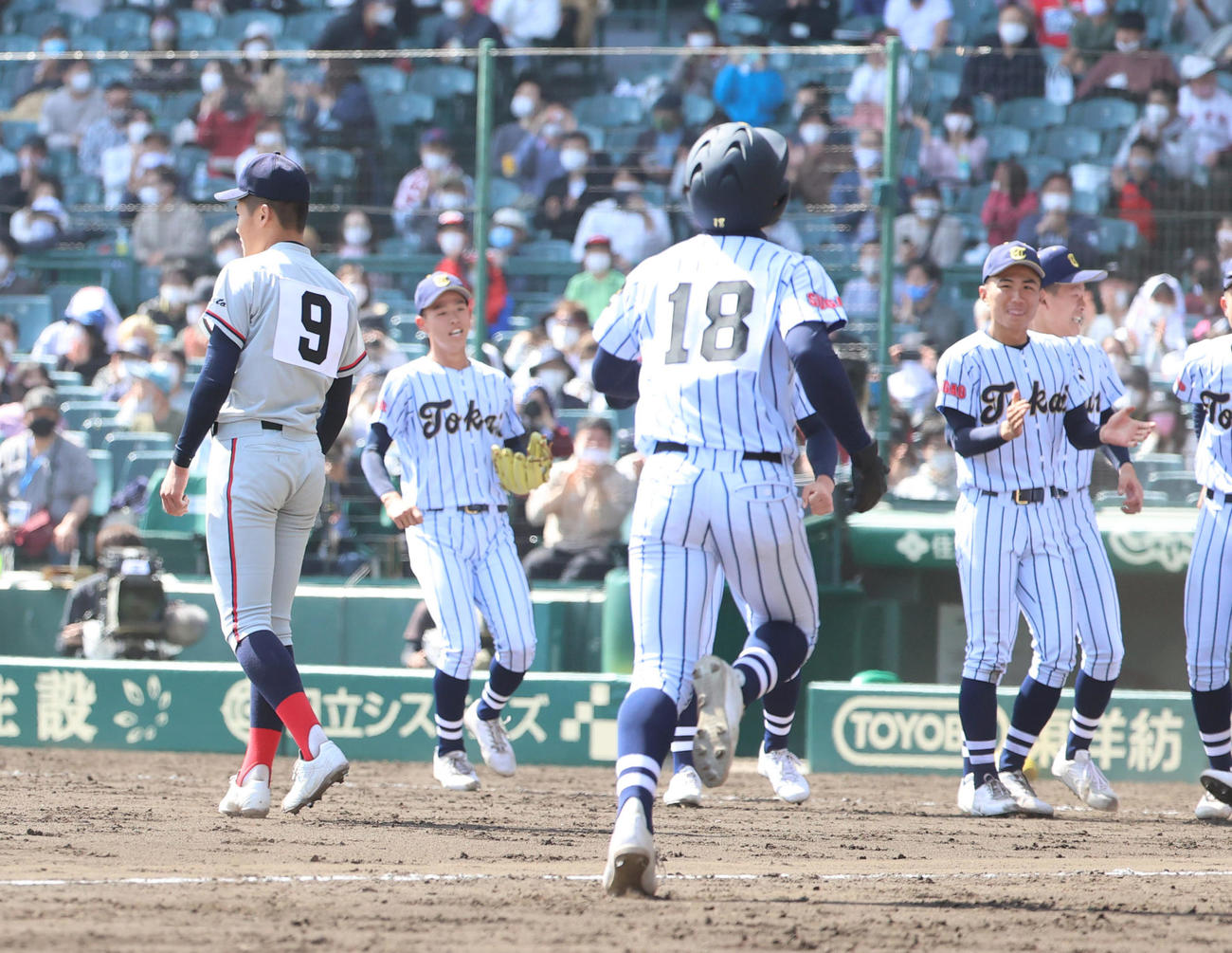 京都国際対東海大菅生　9回裏東海大菅生2死満塁、逆転サヨナラ負けにぼうぜんとする京都国際・森下瑠大投手（左）（撮影・清水貴仁）