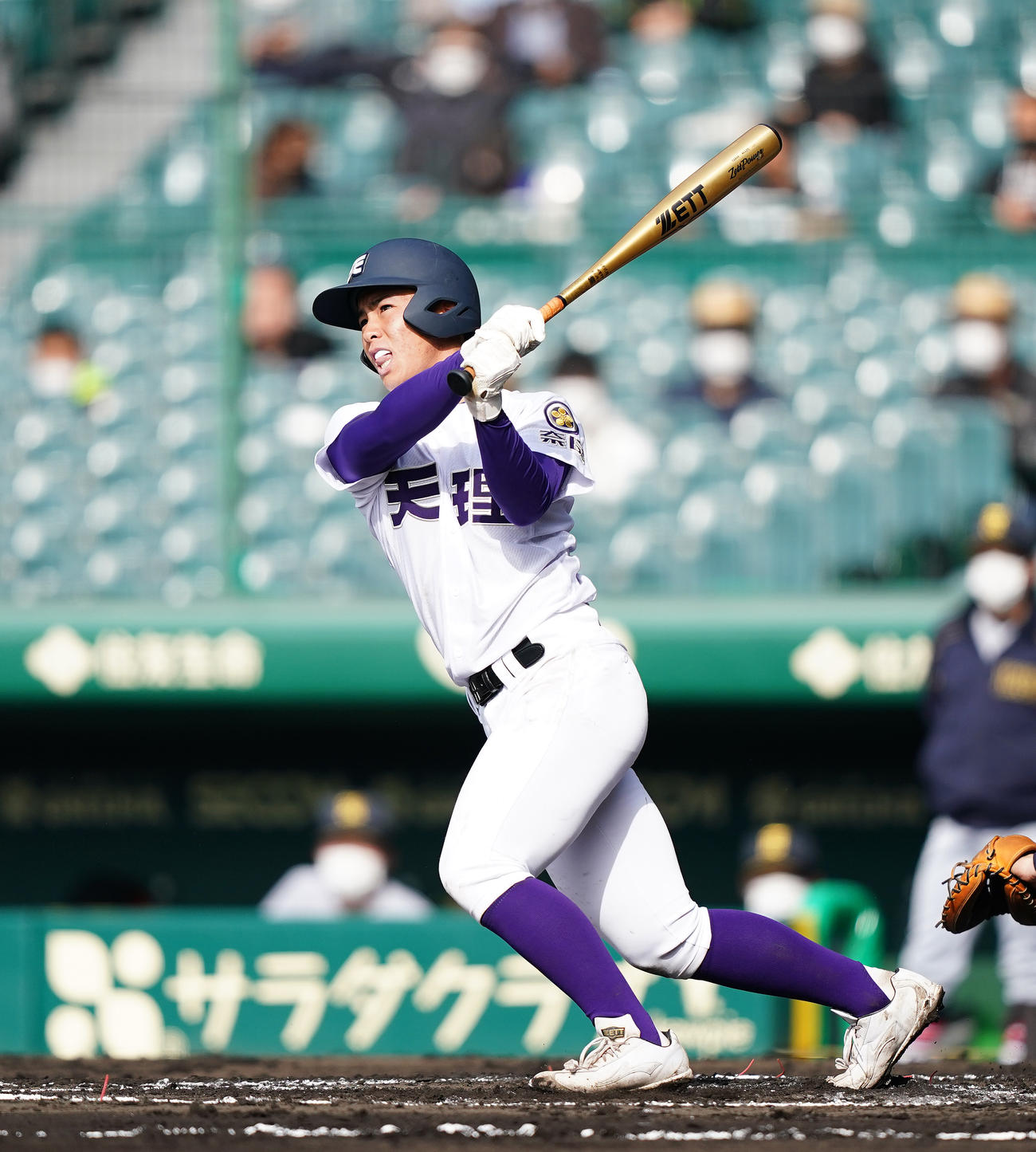 仙台育英対天理　１回裏天理１死一塁、左越えに先制の適時二塁打を放つ内藤（撮影・菅敏）