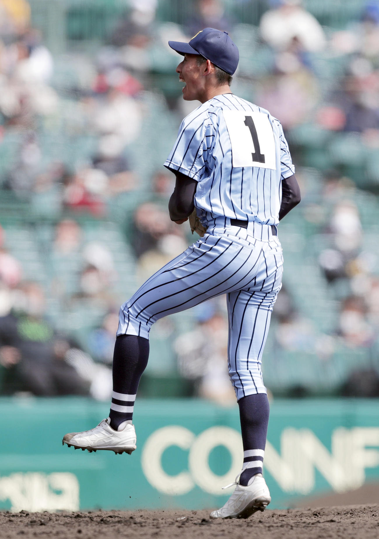 東海大相模対福岡大大濠　9回裏福岡大大濠2死、山下を空振り三振に仕留め、雄たけびをあげる石田（撮影・前田充）