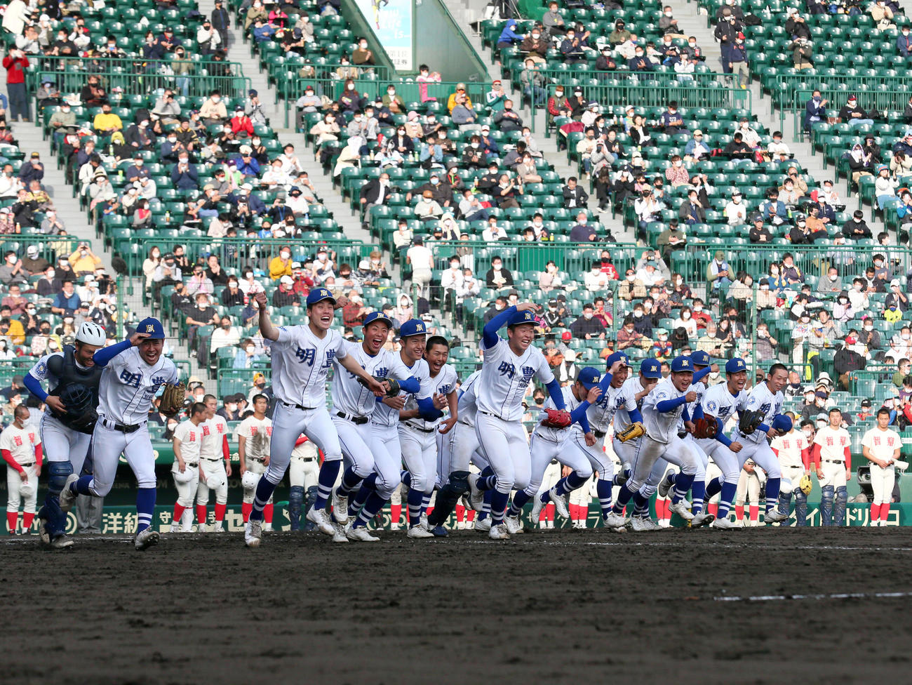 明豊対智弁学園　智弁学園に勝利し、応援席に向かって笑顔で駆けだす明豊ナイン（撮影・上山淳一）