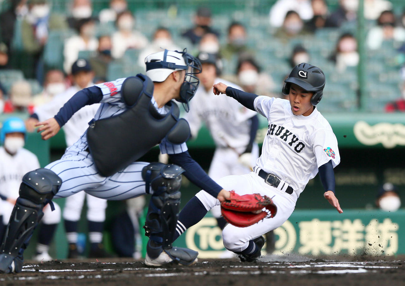 中京大中京対東海大菅生　1回表中京大中京無死一、二塁、桑垣のバントで本田が悪送球し、二走細江に続いて一走杉浦（右）も生還する。捕手福原（撮影・上山淳一）