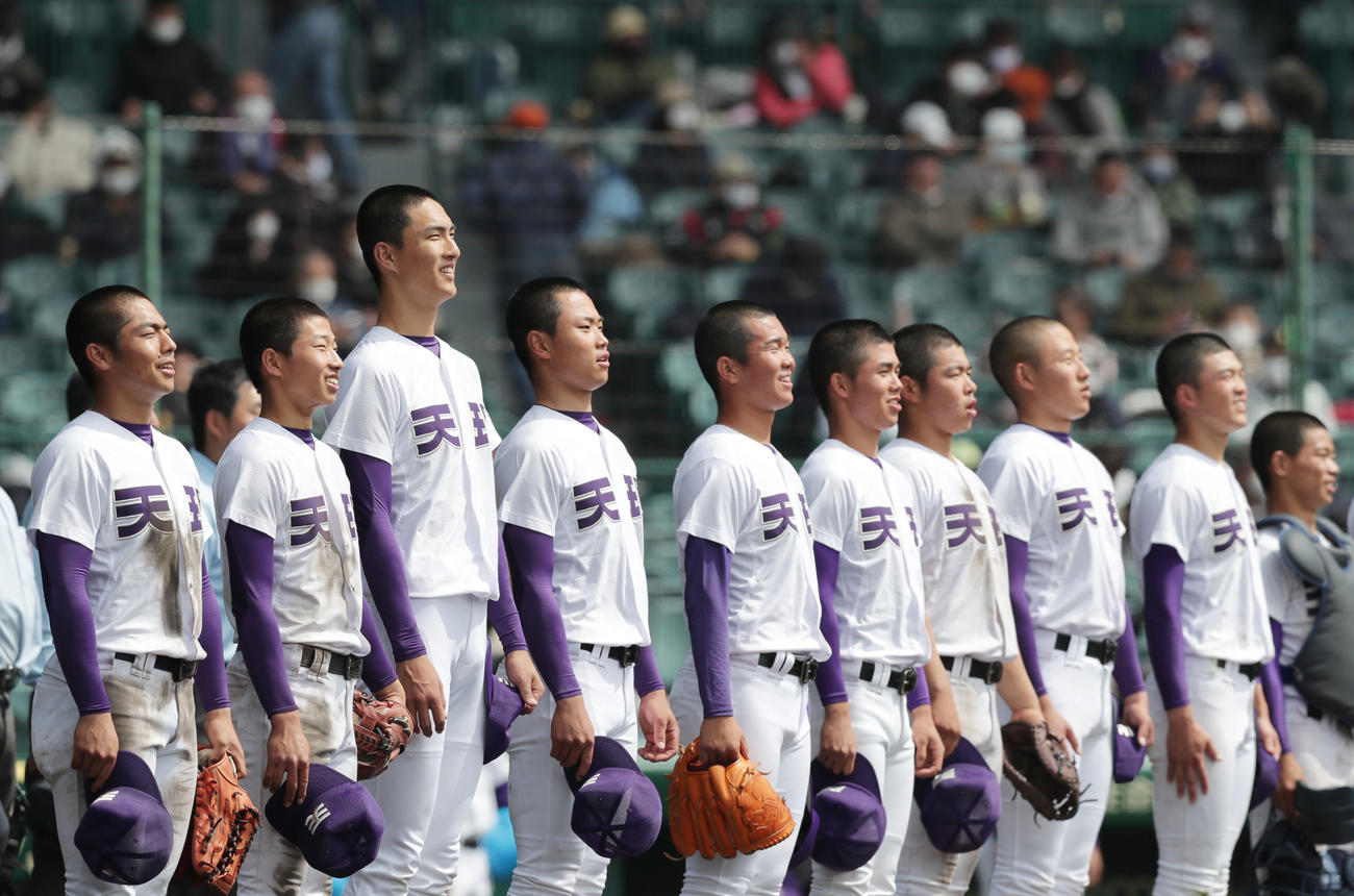仙台育英対天理　仙台育英に勝利し、笑顔で校歌を歌う達（左から３人目）ら天理ナイン（撮影・前田充）