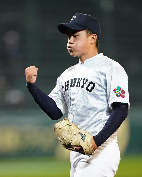 東海大菅生に完封で勝利し、ガッツポーズを見せる中京大中京・畔柳（撮影・菅敏）