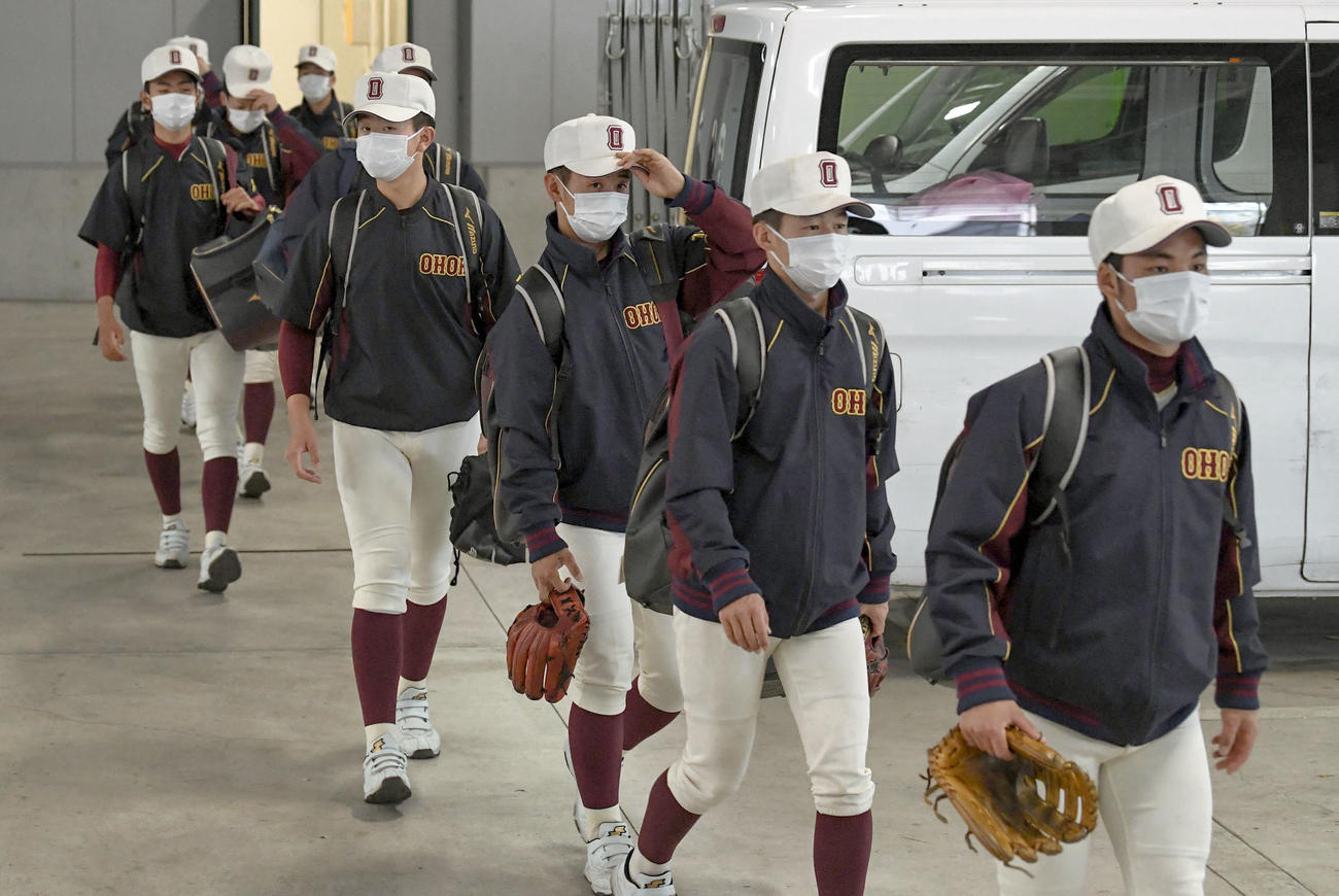 選抜高校野球大会第9日目が中止となり、練習を終え引き揚げる福岡大大濠ナイン（代表撮影）