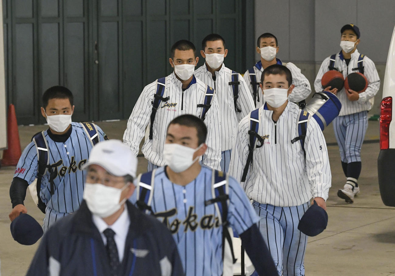 選抜高校野球大会第9日目が中止となり、練習を終え引き揚げる東海大相模ナイン（代表撮影）