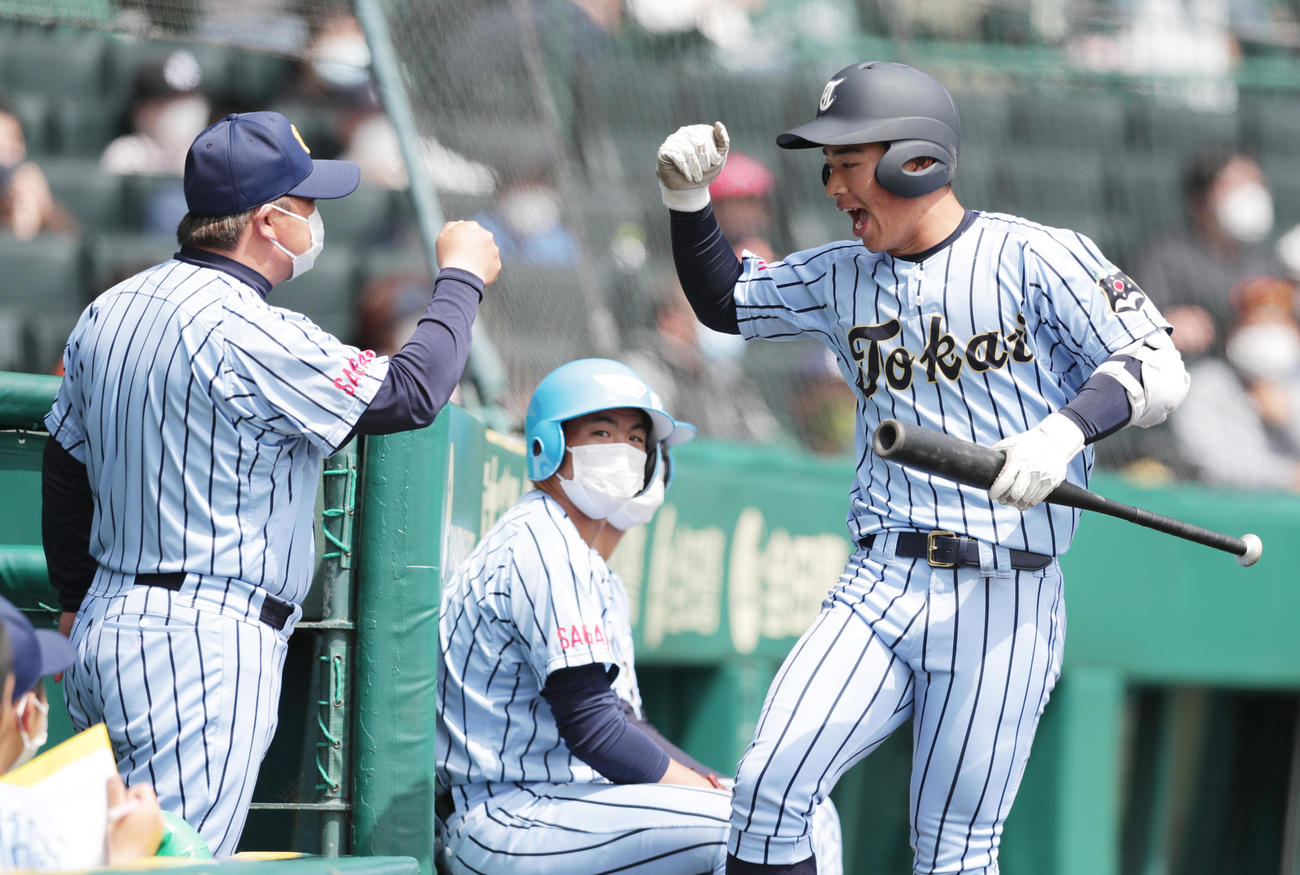 東海大相模対福岡大大濠　2回表東海大相模1死二塁、左越え2点本塁打を放ち、門馬敬治監督（左）とタッチを交わす門馬功（撮影・前田充）