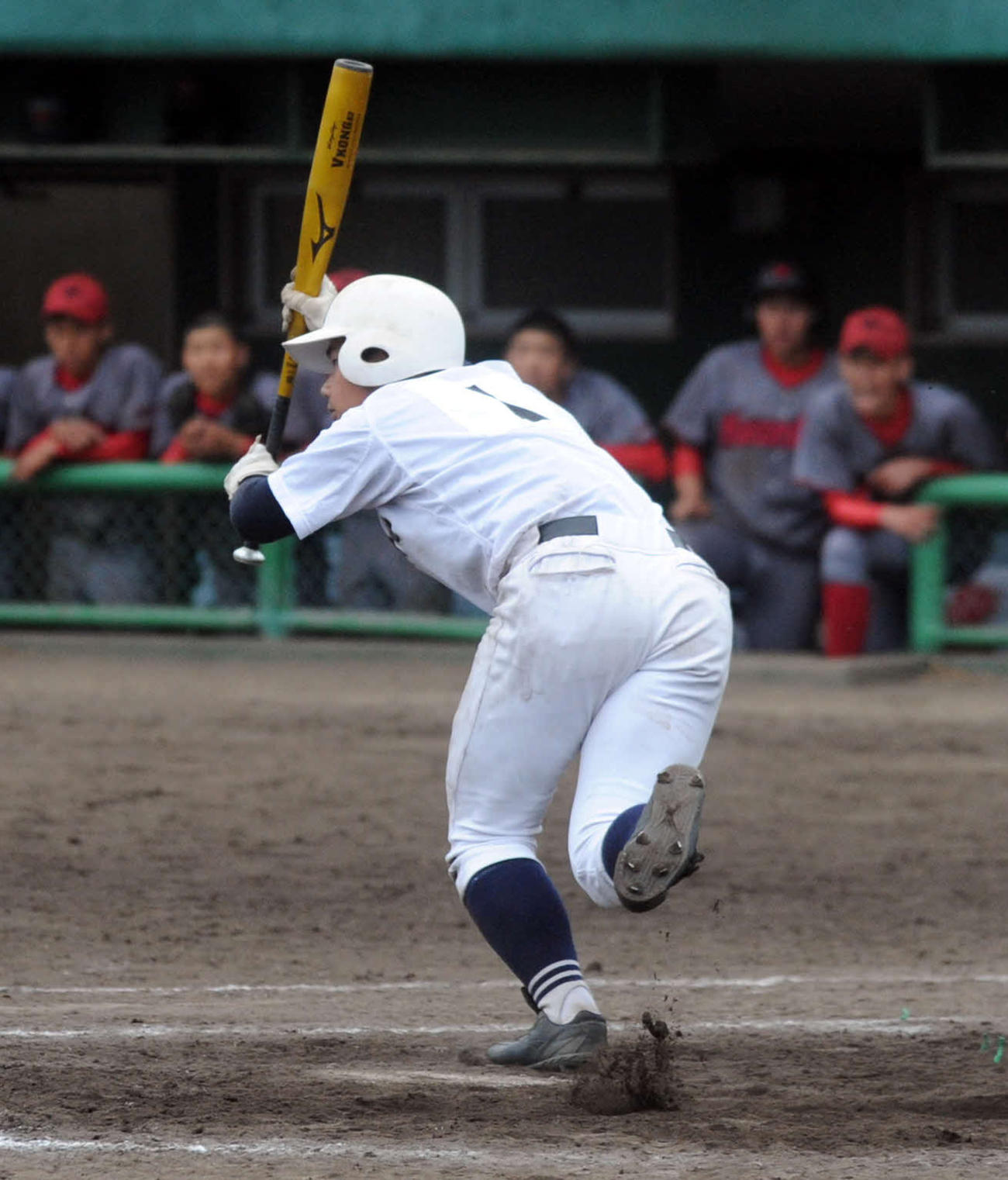 延長10回に決勝スクイズを決める浜松商の工藤