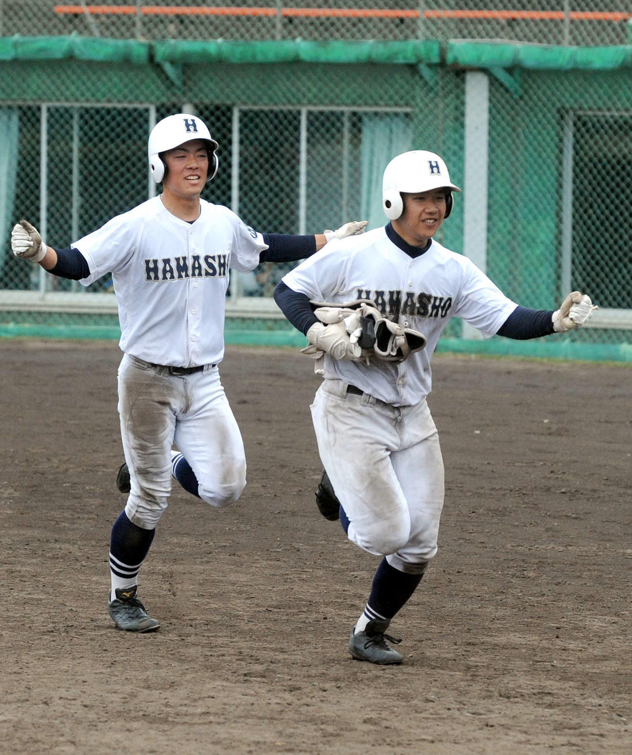 延長10回に決勝スクイズを決め、ガッツポーズの浜松商・工藤（右）