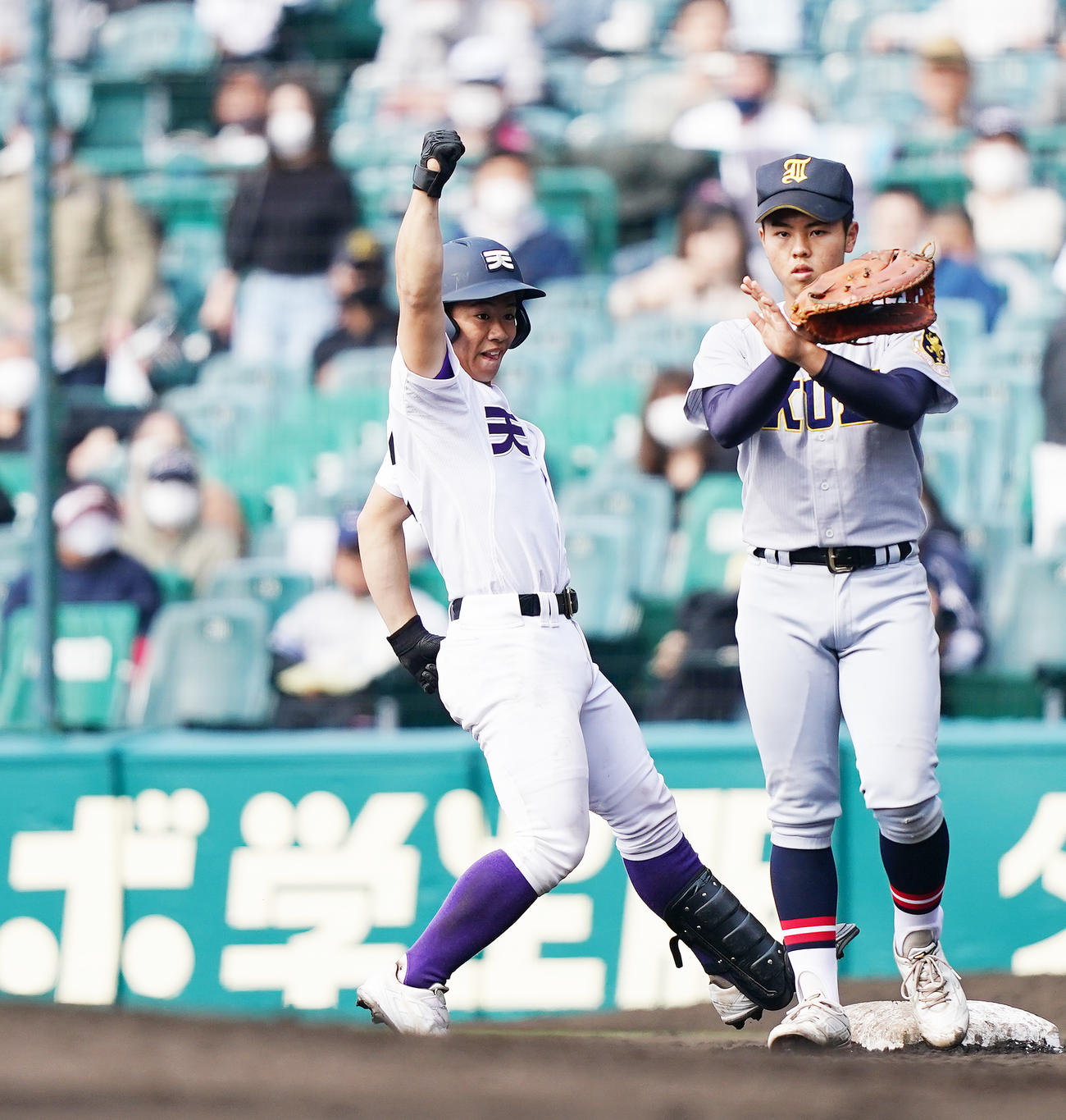 仙台育英対天理　４回裏天理２死満塁、左へ勝ち越しの２点適時打を放ちガッツポーズを見せる政所（撮影・菅敏）