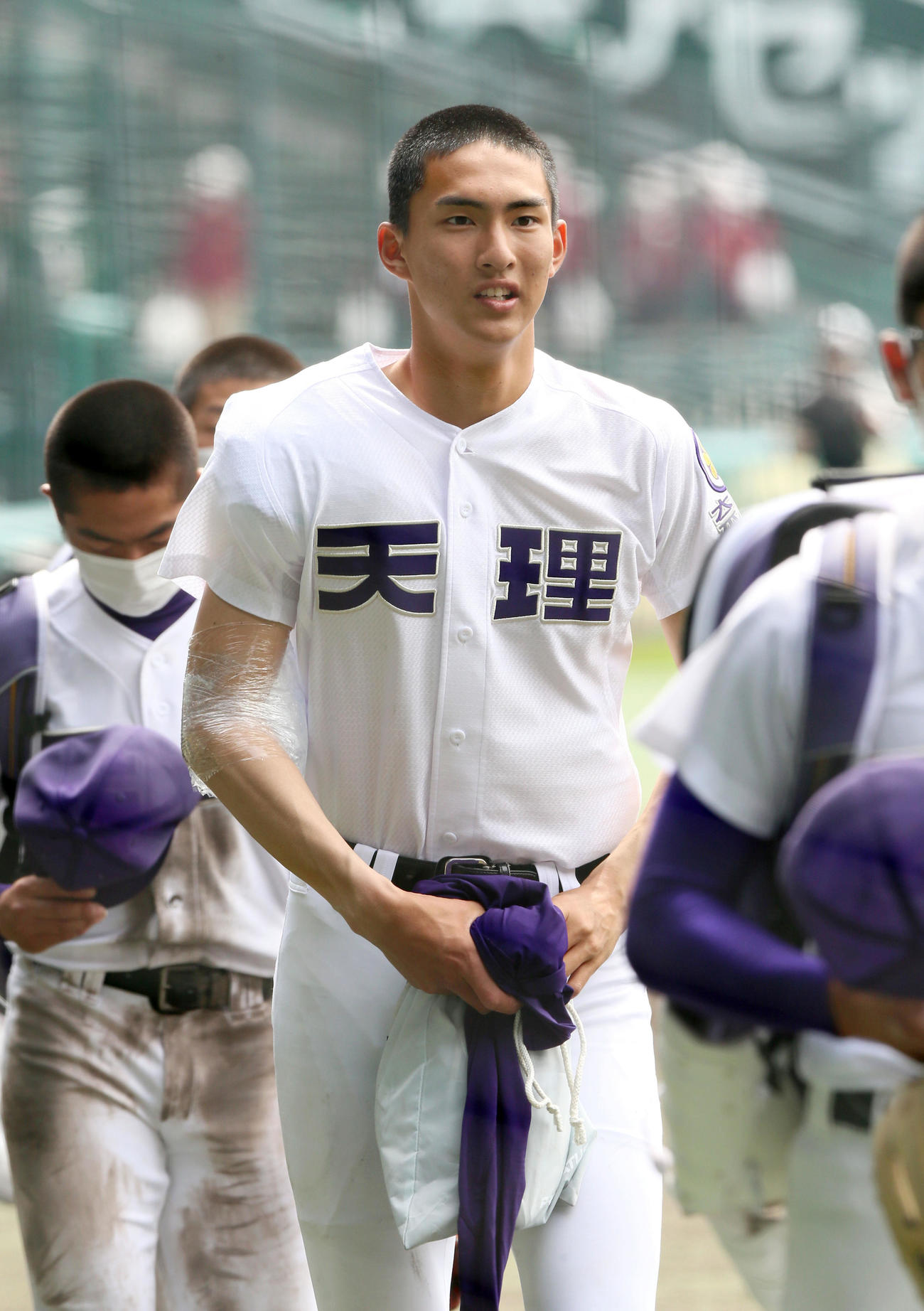 仙台育英対天理　仙台育英対天理　仙台育英に勝利した天理エース達はアイシングしながら球場を移動する（撮影・上山淳一）
