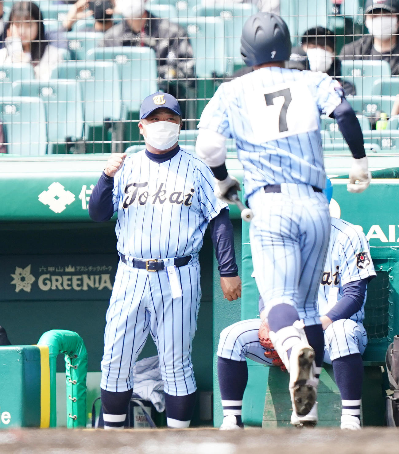 東海大相模対福岡大大濠　2回表東海大相模1死二塁、左越えに2点本塁打を放った門馬功（右手前）を迎える門馬敬治監督（撮影・菅敏）