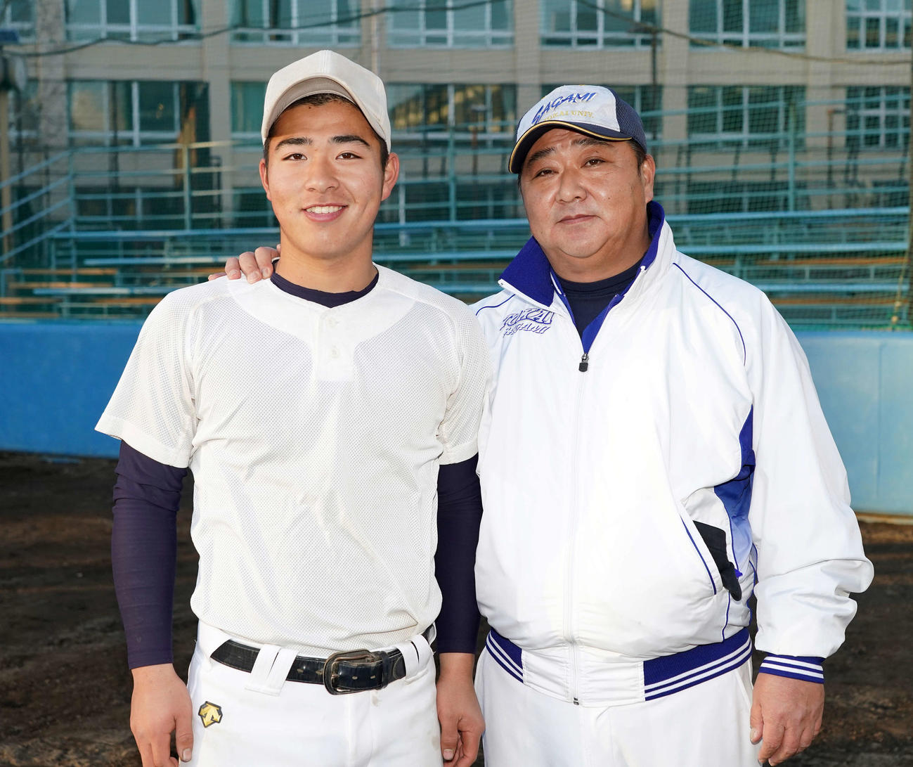 センバツ出場が決定し、次男の功（左）と写真に納まる東海大相模・門馬敬治監督（2021年1月29日撮影）