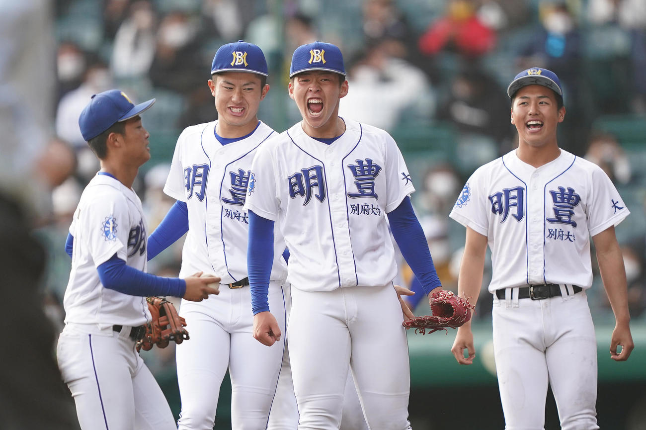 智弁学園に勝利し準決勝に進出を果たし雄たけびを上げる財原（中央）ら明豊ナイン（撮影・菅敏）