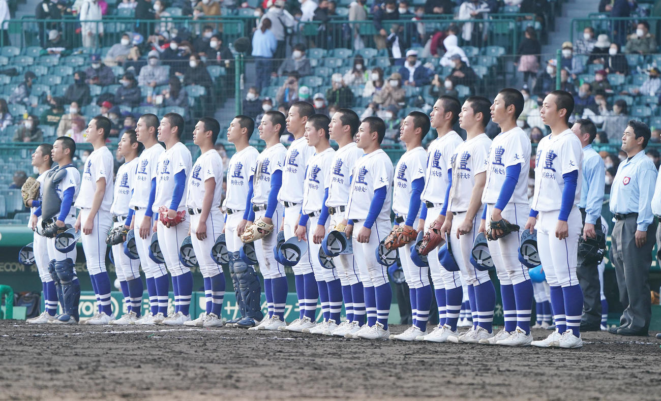 智弁学園に勝利し校歌を歌う明豊ナイン（撮影・菅敏）