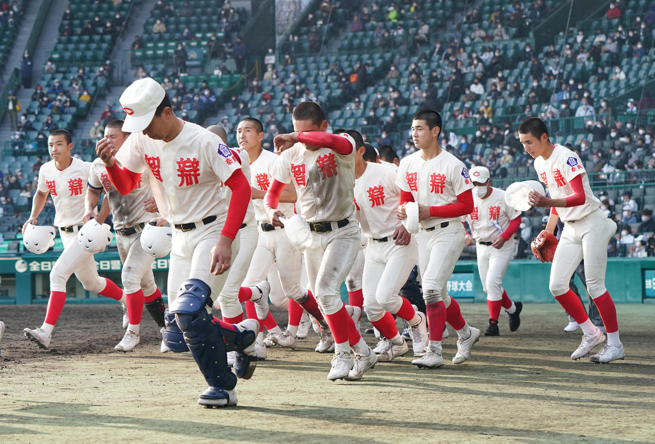 明豊に敗れ、悔しがる智弁学園ナイン（撮影・菅敏）