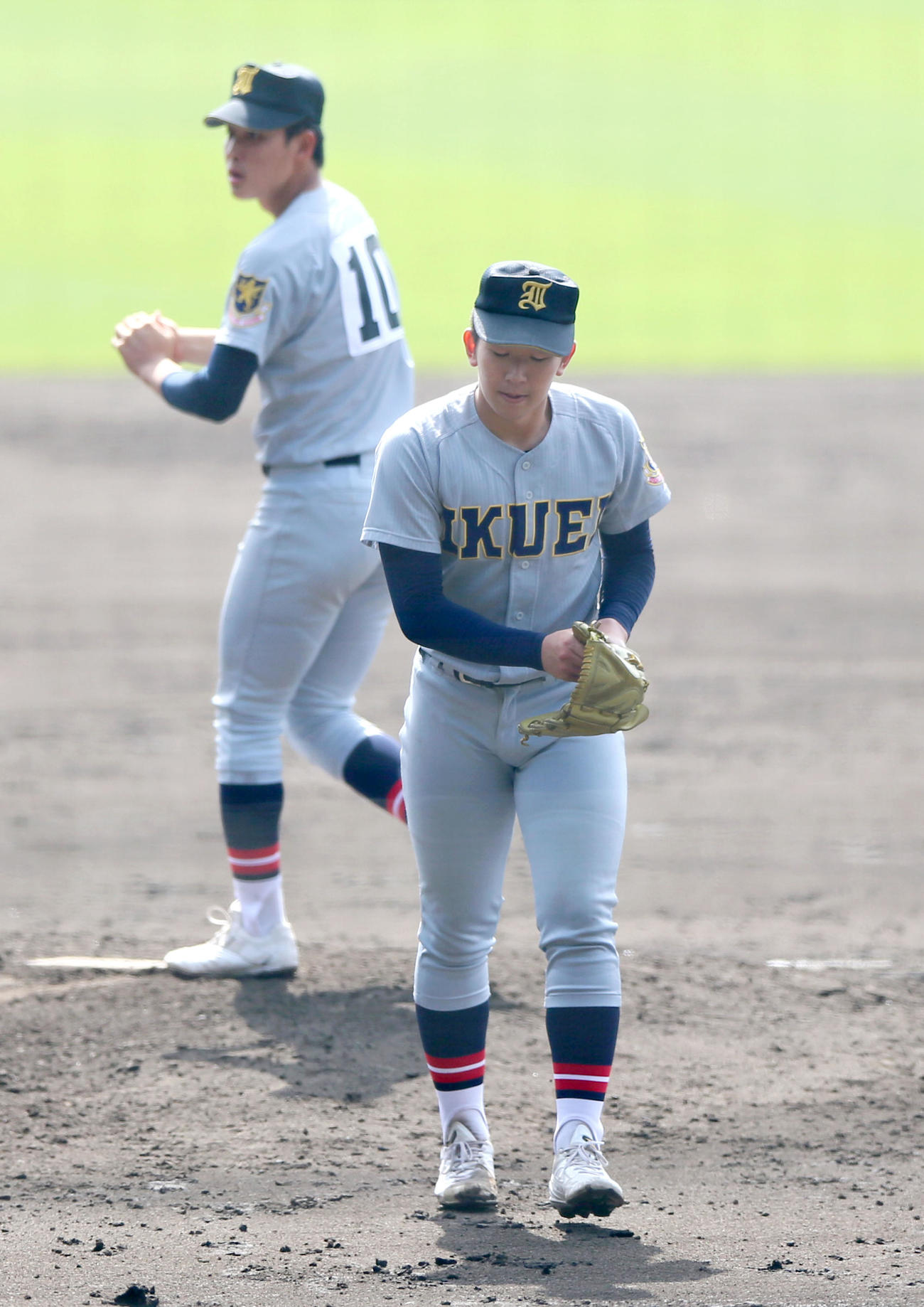 仙台育英対天理　6回裏天理2死一、三塁、伊藤（手前）は松田にマウンドを託しベンチへ引き揚げる（撮影・上山淳一）