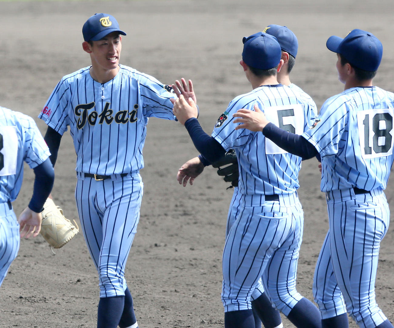 東海大相模対福岡大大濠　東海大相模の石田（左）は完封し、ナインらとハイタッチする（撮影・上山淳一）