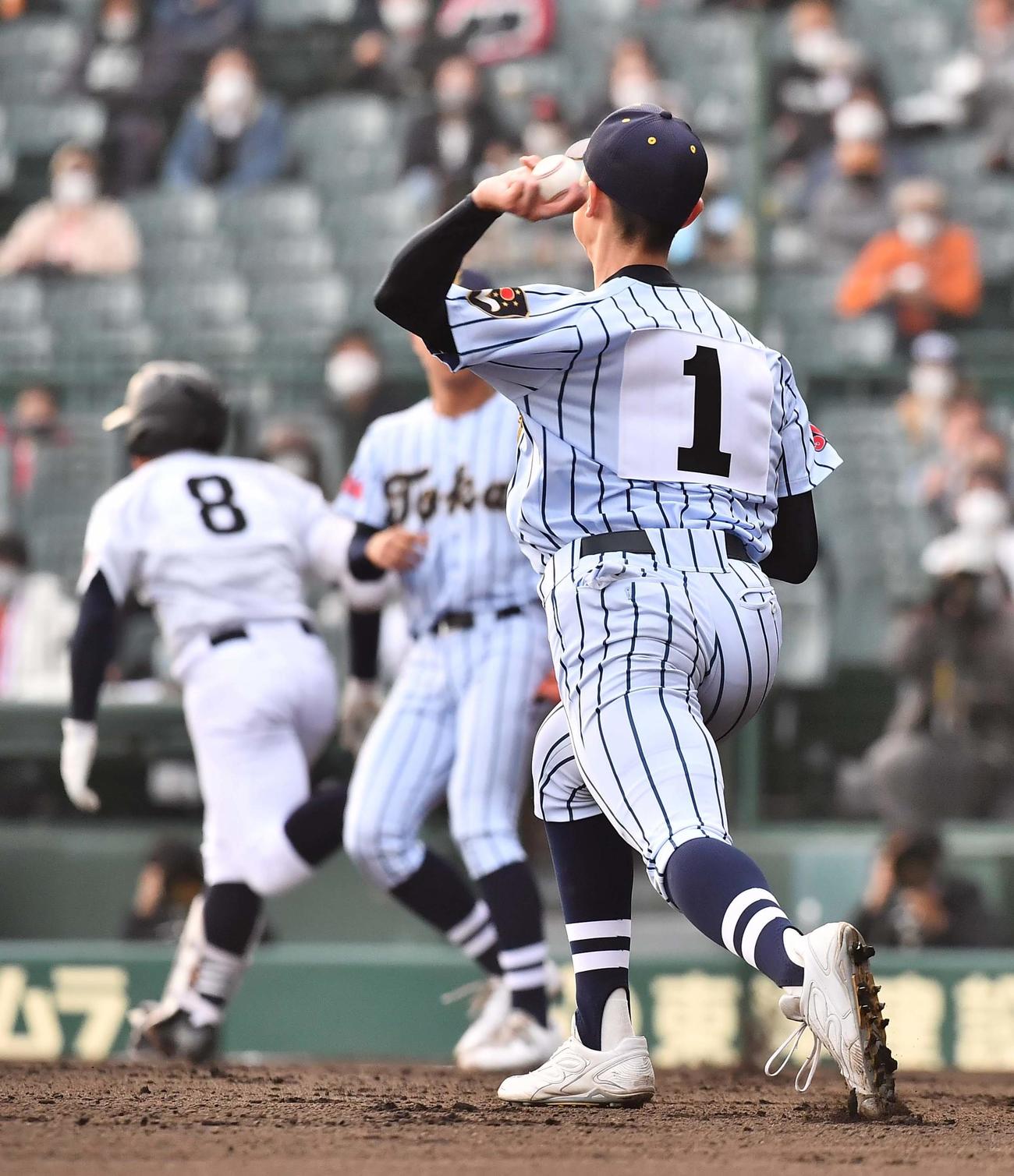 1回表中京大中京無死一、二塁、桑垣秀野のバントを処理するも一塁へ悪送球する本田峻也（撮影・上田博志）
