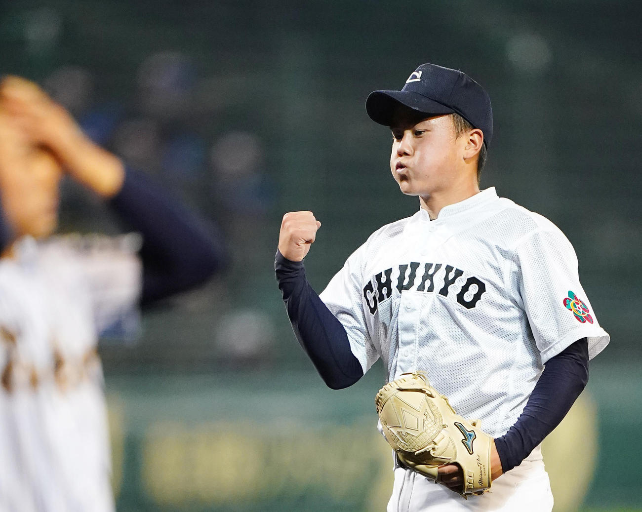 東海大菅生に完封で勝利し、ガッツポーズを見せる中京大中京・畔柳（撮影・菅敏）