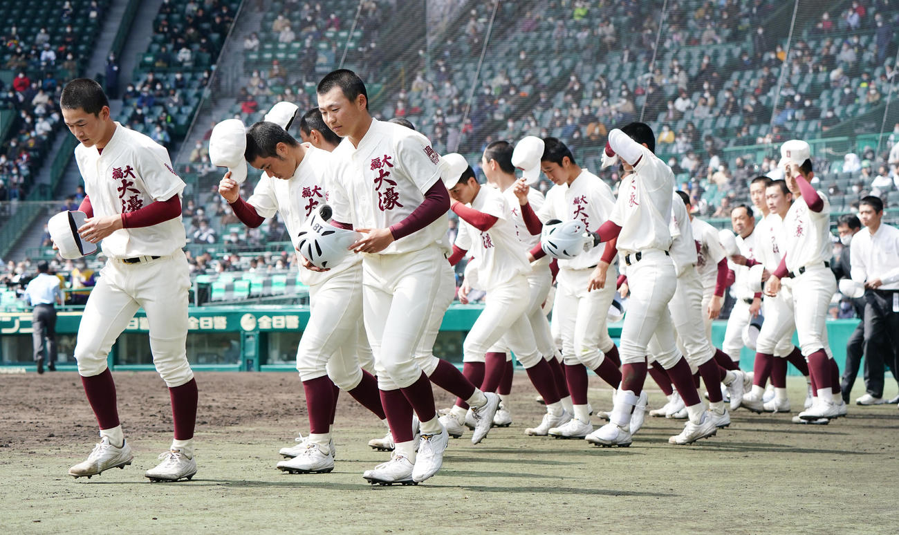 準々決勝で東海大相模に敗れ、肩を落とす福岡大大濠ナイン