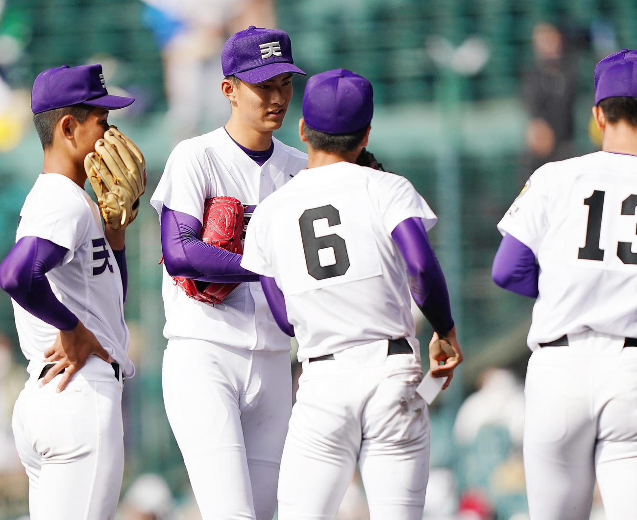 仙台育英対天理　3回、マウンドに集まり、ポケットの中からカードを取り出す天理ナイン（撮影・菅敏）