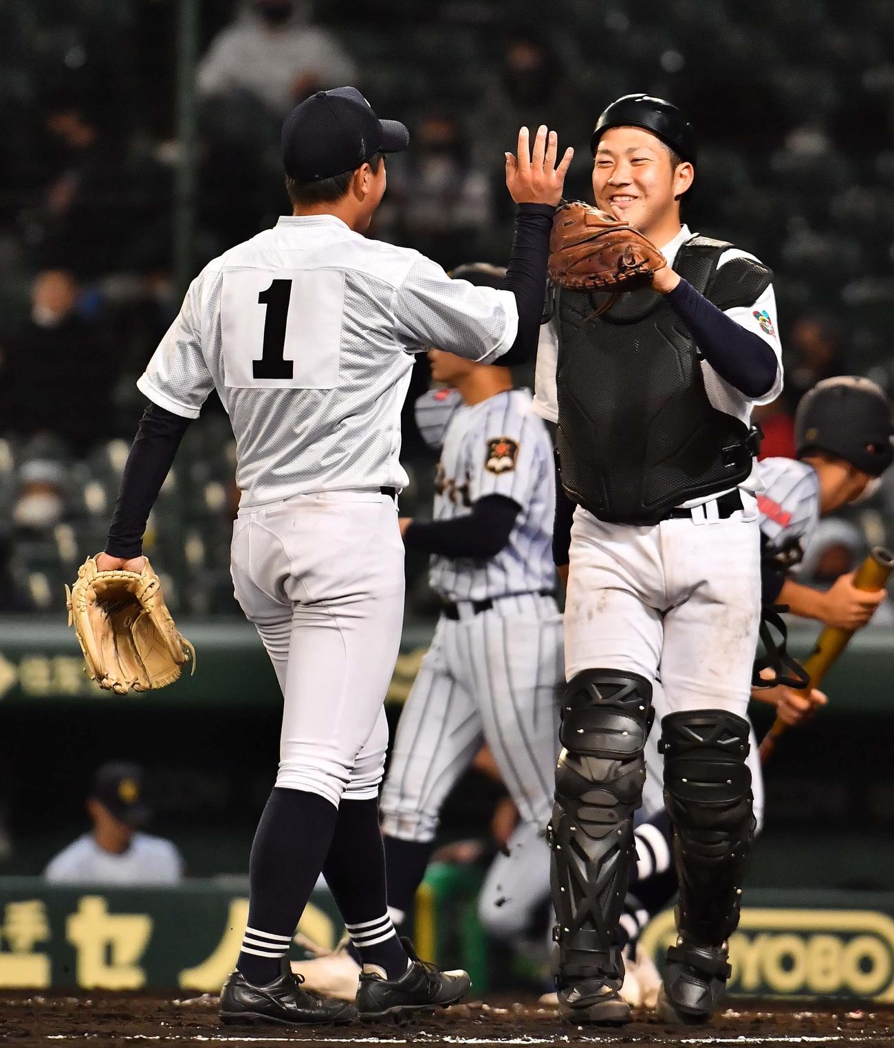 東海大菅生に勝利し中京大中京エース畔柳亨丞（左）とグラブタッチして笑顔を見せる加藤優翔（撮影・上田博志）