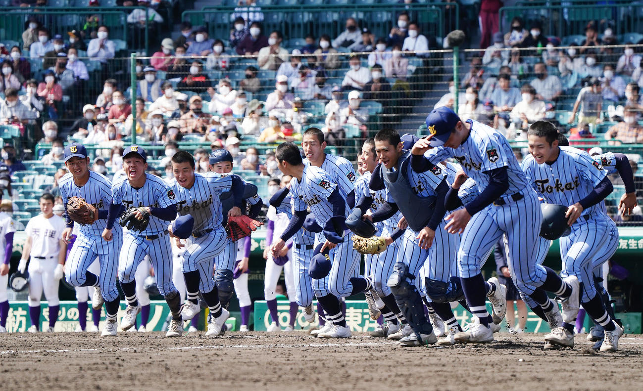 天理に勝利し、三塁アルプススタンドに駆け寄る東海大相模ナイン（撮影・菅敏）