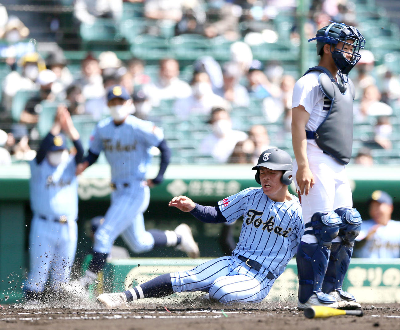 東海大相模対天理　1回表東海大相模2死二塁、柴田の左前打で二走綛田が先制生還する。捕手政所（撮影・上山淳一）