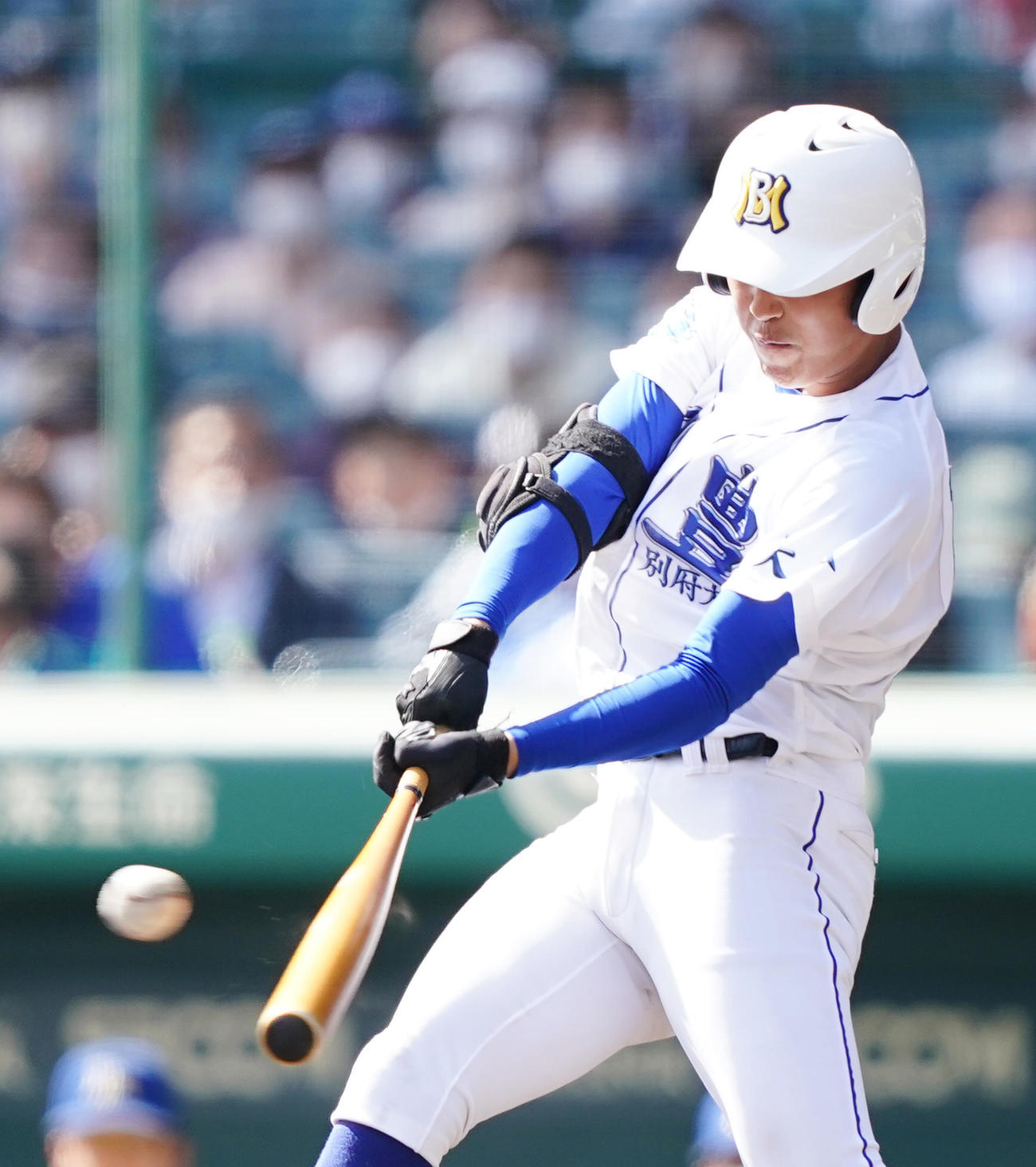 明豊対中京大中京　4回表明豊2死一、二塁、右へ適時打を放つ太田（撮影・菅敏）