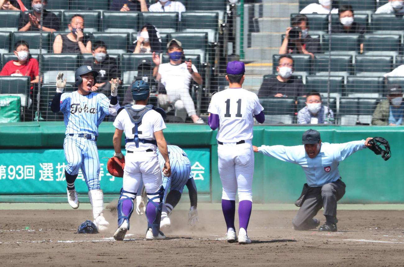 東海大相模対天理　9回表東海大相模2死三塁、打者門馬（左）の時、南沢の暴投を捕手政所が見失う間に三走佐藤が生還する（撮影・宮崎幸一）