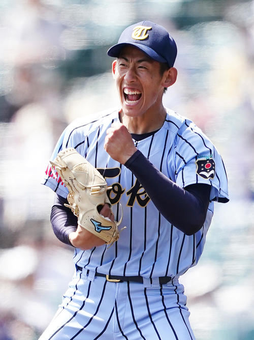 天理に完封勝利で決勝進出を決め、ガッツポーズを見せる東海大相模・石田（撮影・菅敏）