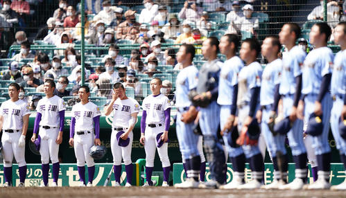 東海大相模に敗れ、悔しがる天理ナイン（撮影・菅敏）