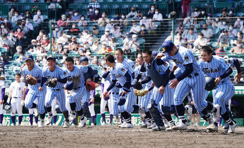 天理に勝利し、三塁アルプススタンドに駆け寄る東海大相模ナイン（撮影・菅敏）