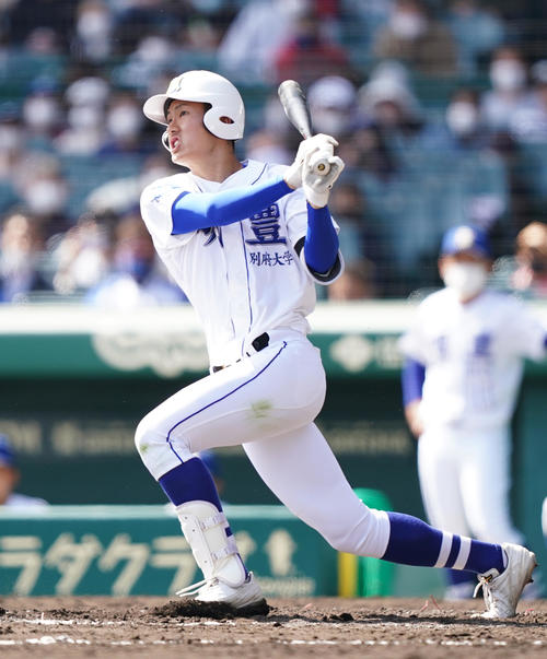 明豊対中京大中京　4回表明豊1死満塁、先制の犠飛を放つ塘原（撮影・菅敏）