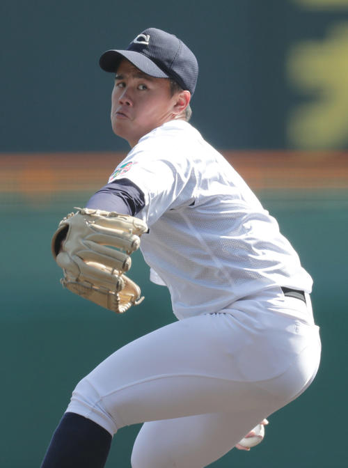 明豊対中京大中京　4回途中から中京大中京2番手で登板する畔柳（撮影・前田充）