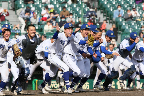 明豊対中京大中京　中京大中京に勝利し、応援席に向かって笑顔で駆けだす明豊ナイン（撮影・上山淳一）