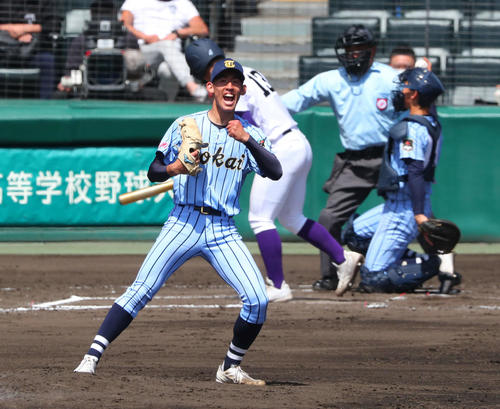 東海大相模対天理　6回裏天理2死三塁、石田隼都は内藤大翔を空振り三振に打ち取りガッツポーズ（撮影・宮崎幸一）