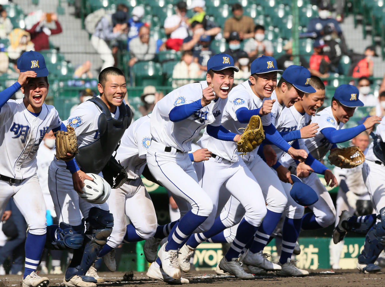 明豊対中京大中京　中京大中京に勝利し、応援席に向かって笑顔で駆けだす明豊ナイン（撮影・上山淳一）