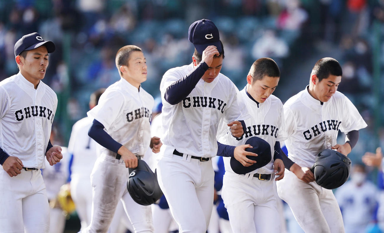 明豊に敗れ、悔しそうな表情でベンチ前に整列する中京大中京・畔柳（中央）（撮影・菅敏）