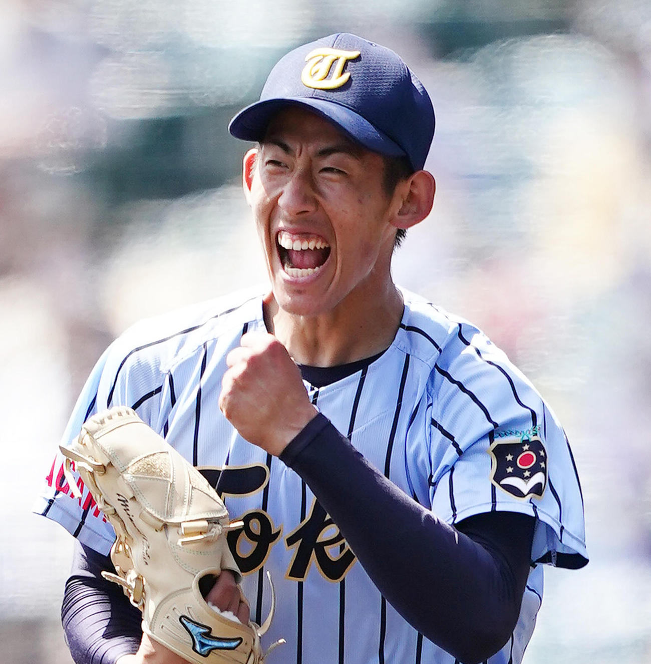 東海大相模対天理　完封勝利で決勝進出を決め、ガッツポーズを見せる東海大相模・石田（撮影・菅敏）