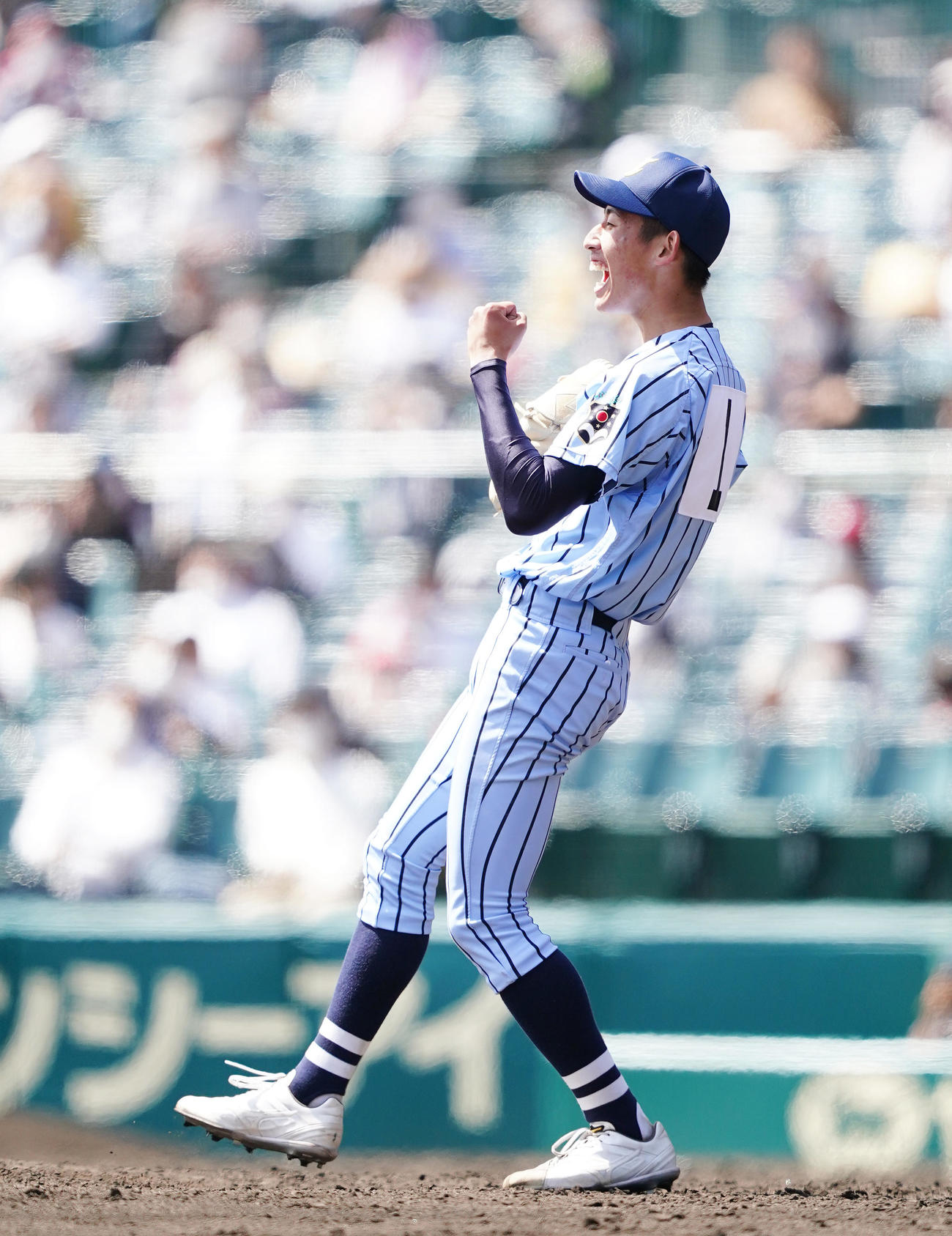 天理に完封勝利で決勝進出を決め、ガッツポーズを見せる東海大相模・石田（撮影・菅敏）