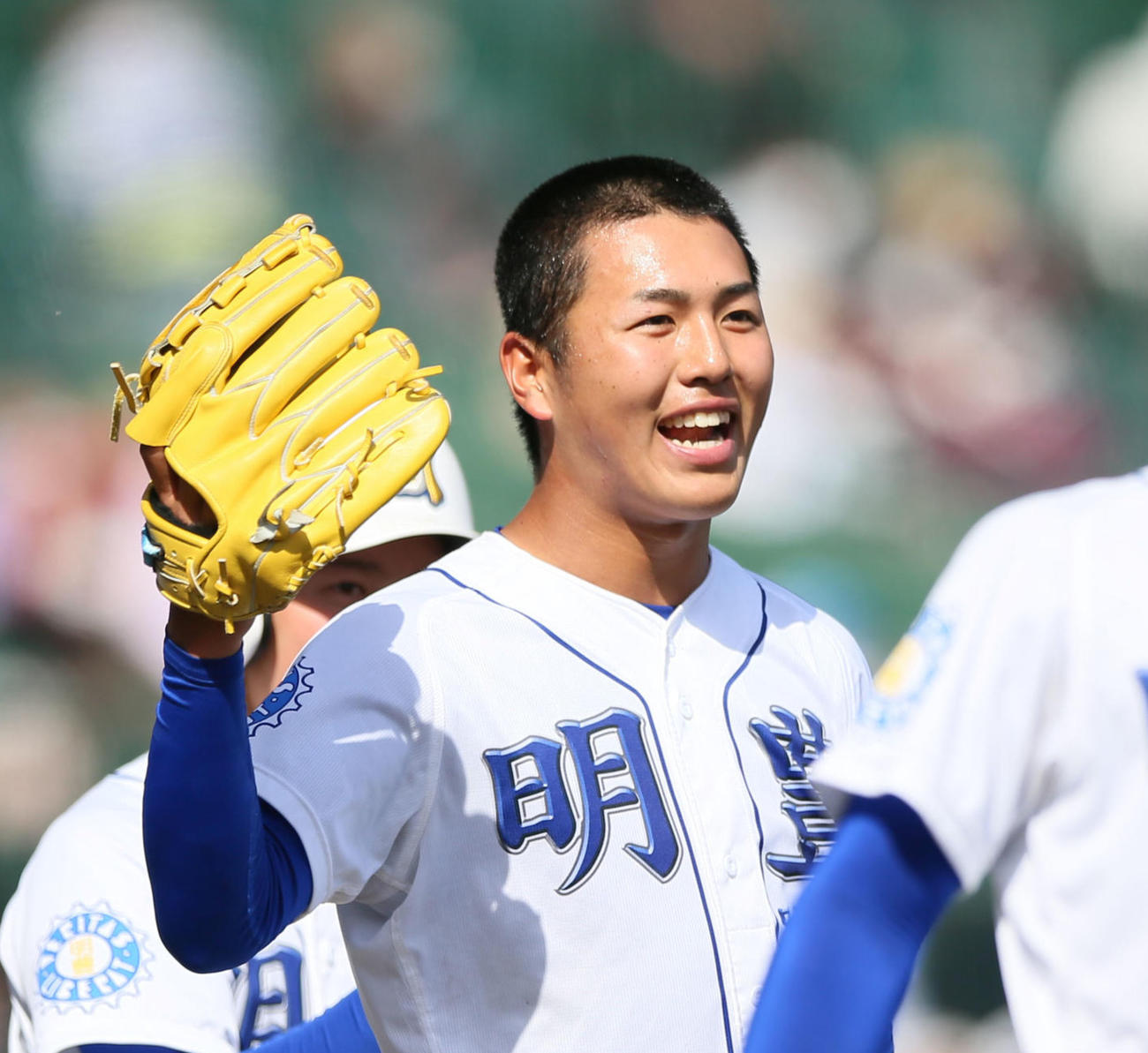明豊対中京大中京　明豊の太田は5回を終えベンチ前でナインらを出迎える（撮影・上山淳一）
