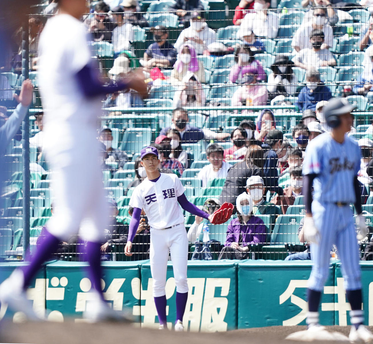 東海大相模対天理　7回、ブルペンで投球練習をする天理・達（撮影・菅敏）