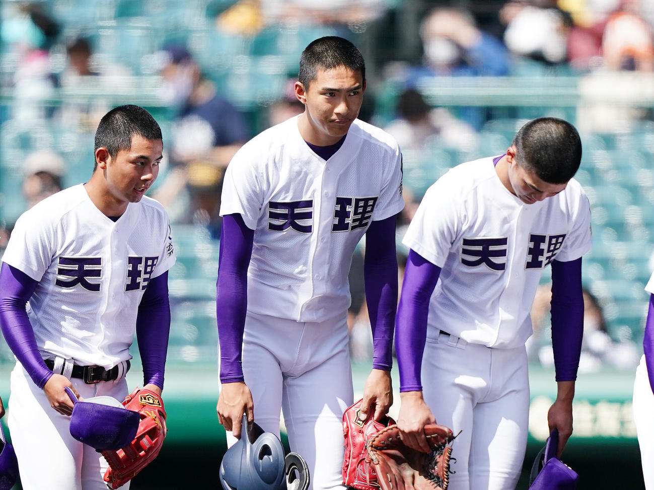 東海大相模対天理　スタメンから外れた天理・達孝太（中央）は、試合前練習を終え相手チームのベンチに向かって頭を下げる（撮影・菅敏）
