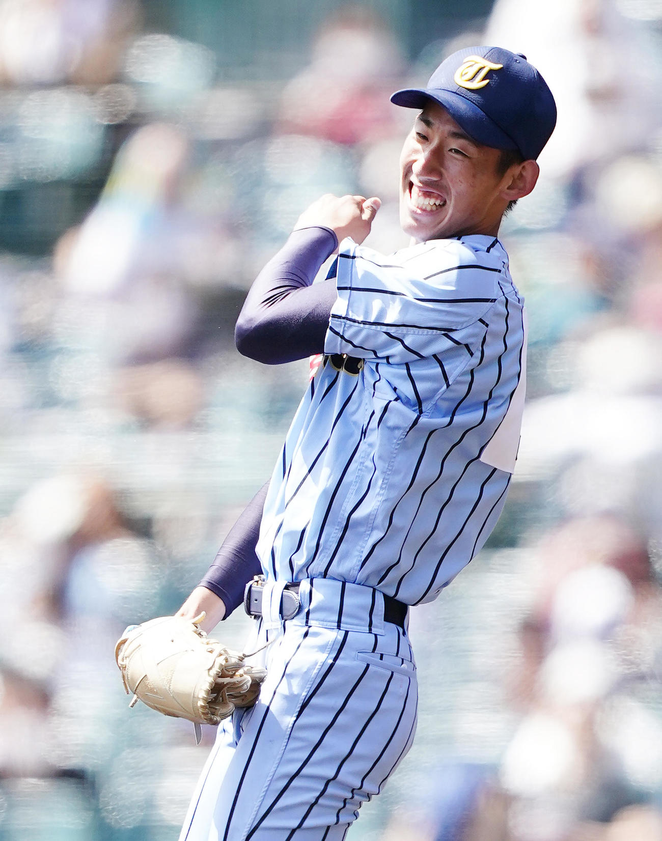 天理に完封勝利で決勝進出を決め、笑顔を見せる東海大相模・石田（撮影・菅敏）
